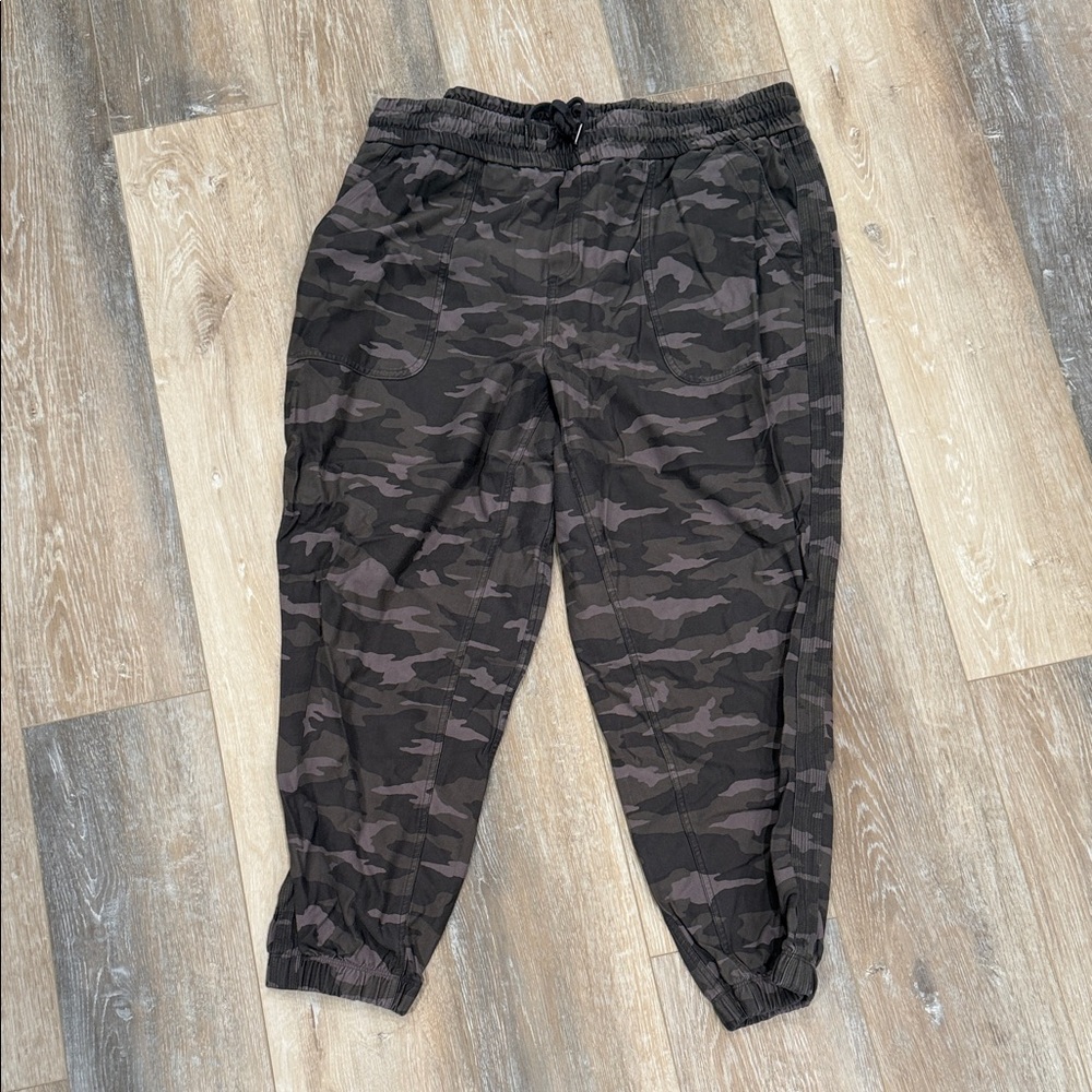 Athleta women’s Black Camouflage Joggers